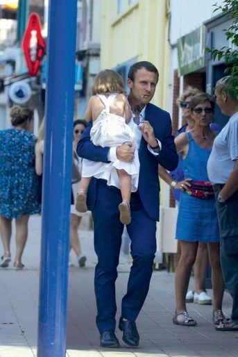 Le Touquet, 27 août 2016. Emmanuel Macron avec Emma, la fille de Laurence Auzière-Jourdan, l’une des filles de Brigitte.