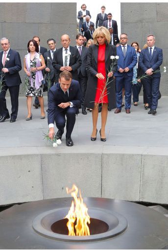 Brigitte et Emmanuel Macron devant la flamme éternelle du mémorial de Tsitsernakaberd, à Erevan en Arménie.