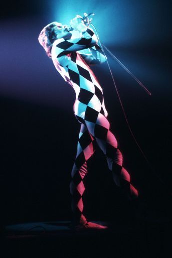 Freddie Mercury sur scène avec son groupe Queen