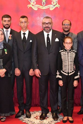 Le roi du Maroc Mohammed VI encadré de ses deux enfants, à Rabat le 17 septembre 2018