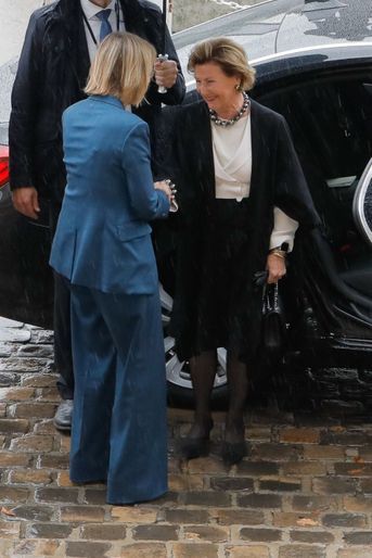 La reine Sonja de Norvège accueillie par la ministre de la Culture Françoise Nyssen à son arrivée à Sèvres, le 23 septembre 2018