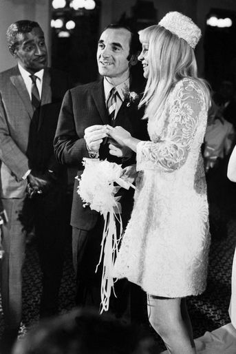 Charles Aznavour le jour de son mariage avec Ulla, en 1967, entouré de Sammy Davis Jr.