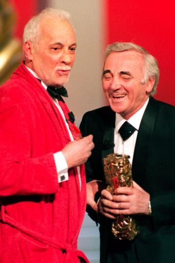 Michel Serrault et Charles Aznavour, en février 1997.