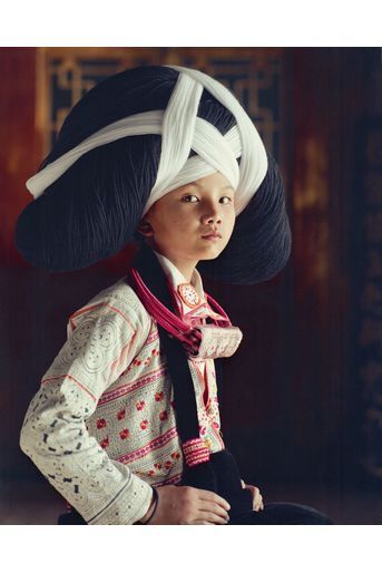 Chine, province du Guizhou. Aujourd’hui en laine, la coiffe de cérémonie des Miao était autrefois fabriquée avec les cheveux des ancêtres.