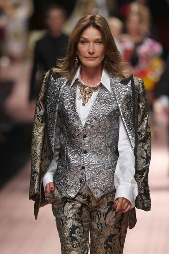 Carla Bruni défile pour Dolce &amp; Gabbana à Milan le 23 septembre 2018