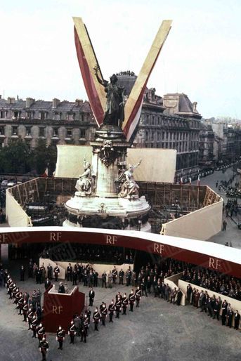 Le Général De Gaulle, alors président du Conseil des ministres, présentent la constitution de la Vème République, lors d'une manifestation place de la République, à Paris, le 4 septembre 1958.