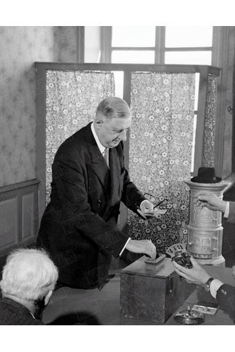 Le Général De Gaulle vote à la mairie de Colombey, à l'occasion du référendum sur la constitution de la Vème République le 28 septembre 1958. 