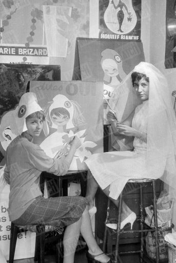 Déguisées en Marianne, les affichistes Marie-Francine Openo (à g.) et Marie-Claire Lefor mènent campagne pour le Oui au référendum sur la constitution de la Vème République, en se prenant mutuellement pour modèle, le 10 septembre 1958. 