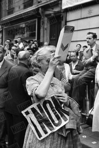 Une opposante à la Vème République, lors du discours de Charles de Gaulle, place de la République, à Paris, le 4 septembre 1958.