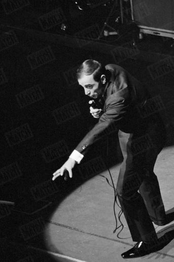 Charles Aznavour sur la scène de l&#039;Olympia, à Paris, le 18 janvier 1963.