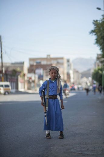 L’enfant soldat: armé par les rebelles houthis, dans les rues de Sanaa.