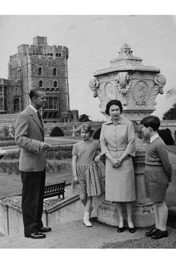 La princesse Anne avec son frère aîné le prince Charles et leurs parents la reine Elizabeth II et le prince Philip, en juin 1959