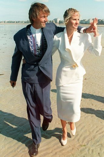 Nicolas Hulot arrive en compagnie de l'alpiniste Isabelle Patissier, le 04 septembre 1993 au Fort national de Saint-Malo, où va être célébré l'office religieux de leur mariage. Le couple se séparera quelques années plus tard. 
