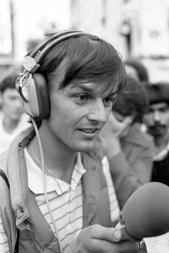 Nicolas Hulot, le 02 juillet 1982 aux abords du Centre Pompidou à Paris lors de l'enregistrement de son émission diffusée sur France Inter. 
