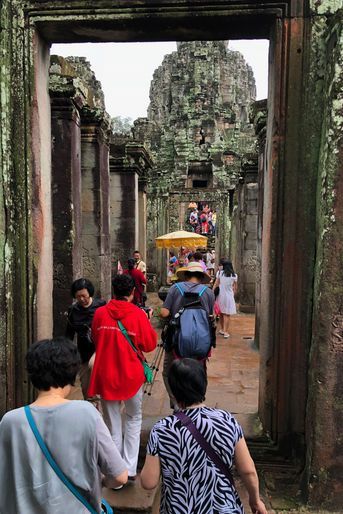Les amas de touristes transforment Angkor, site classé depuis 1992 au Patrimoine mondial de l’Unesco,  en un parc d’attraction effrayant.