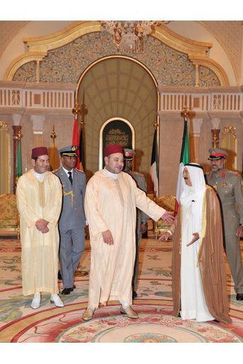 L&#039;émir du Koweït, le cheikh Sabah al-Ahmad al-Sabah, avec le roi Mohammed VI du Maroc à Koweït City, le 22 octobre 2012