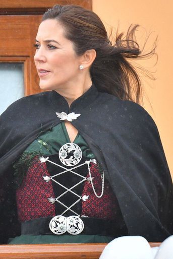 Détail du costume de la princesse Mary de Danemark aux îles Féroé, le 24 août 2018