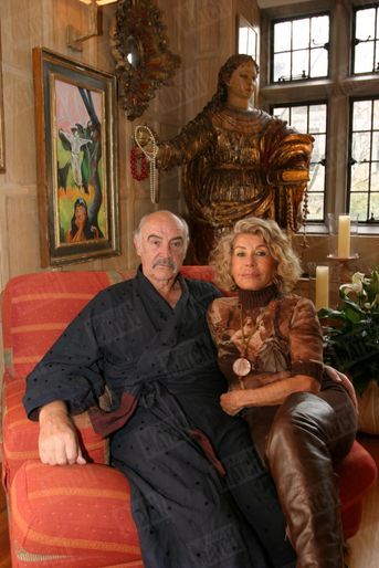 Sean Connery et son épouse Micheline dans le salon de leur appartement de Manhattan à New York en novembre 2004. Derrière eux, un tableau de Micheline et une statue du XVIIème siècle dont elle a restauré la tête.