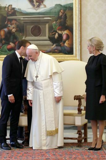Emmanuel et Brigitte Macron avec le pape François mardi au Vatican.