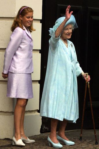 La princesse Beatrice d’York avec son arrière-grand-mère la Queen Mum, le 6 août 2001