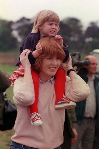 La princesse Beatrice d’York avec sa mère, le 11 mai 1991