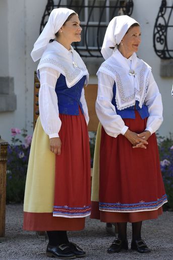La princesse Victoria et la reine Silvia de Suède, en costume traditionnel, au château de Solliden, le 5 juillet 2018 