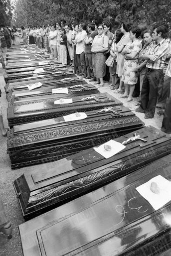 Deux jours après la catastrophe de Los Alfaques, les familles et les proches devant des dizaines de cercueils alignés. Sur chaque cercueil est inscrit un numéro.