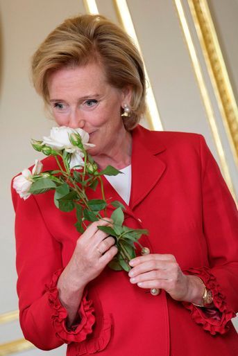 La princesse Astrid de Belgique sent la rose à son nom à Bruxelles, le 9 juillet 2018