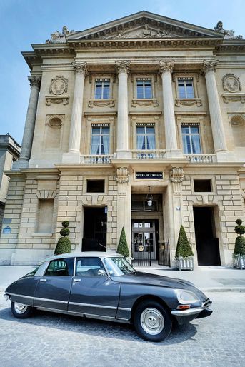 La façade XVIIIème et la place de la Concorde ont été dessinées par Ange-Jacques Gabriel, architecte du Grand Trianon à Versailles. Devant, la DS de collection, voiture de courtoisie de l’hôtel et symbole du patrimoine français.
