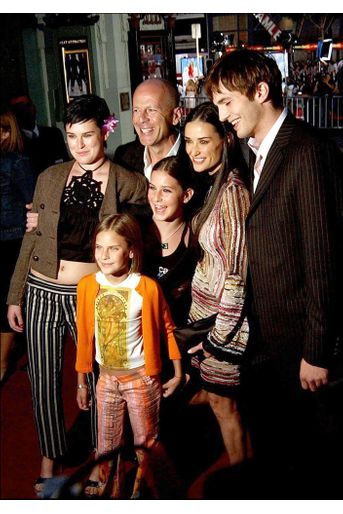 Bruce Willis, Demi Moore, leurs filles Rumer, Scout et Tallulah, avec Ashton Kutcher, à la première de "Charlie's Angels : Les Anges se déchaînent !", le 18 juin 2003 à Los Angeles. 