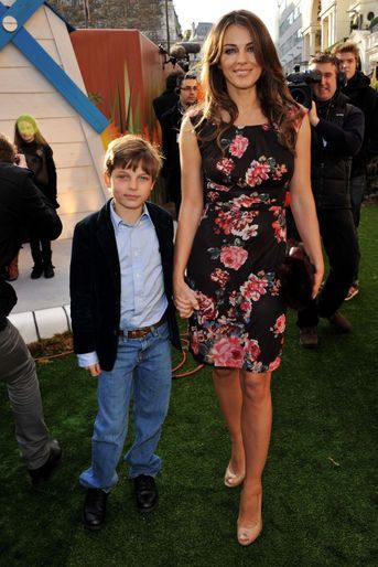 Elizabeth Hurley et son fils Damian à Londres en janvier 2011.