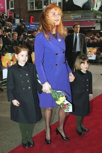 La princesse Beatrice d’York avec sa mère et sa soeur, le 4 février 1996