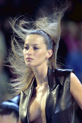 Gisele Bündchen défile pour Givenchy à Paris en 1998