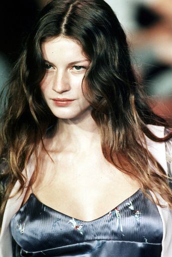 Gisele Bündchen défile pour Chloé à Paris en 1998