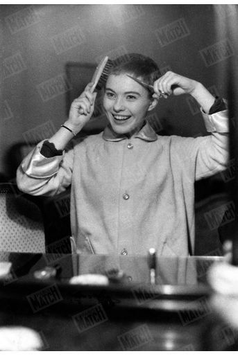Jean Seberg taille ses cheveux avec peigne et ciseaux, le 24 décembre 1956. L'actrice les a sacrifiés aux nécessités de son rôle dans le film "Sainte Jeanne" d'Otto Preminger.