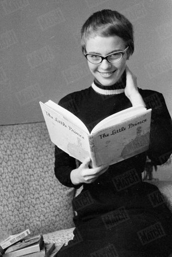 Jean Seberg vient d'être choisie parmi huit mille jeunes filles par le réalisateur Otto Preminger pour interpréter le rôle de Jeanne d'Arc dans son film "Sainte Jeanne". Lors d’une séance photo à Londres, le 21 novembre 1956, elle lit "Le Petit Prince" en anglais.