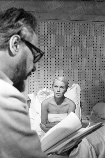 Jean Seberg et son mari Romain Gary relisent le scénario sur le tournage du film « Les oiseaux vont mourir au Pérou », le 4 octobre 1967.