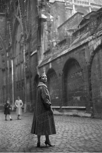 Pour sa première visite en France, Jean Seberg, qui interprète le rôle de Jeanne d'Arc dans le film "Sainte Jeanne" d'Otto Preminger, a voulu visiter les lieux où l'héroïne a vécu. De passage à Rouen, elle a refait le trajet entre la cathédrale et le bûcher. Ici, devant la cathédrale, le 24 décembre 1956.