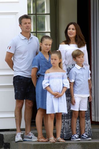 La Famille Royale Danoise Lance Ses Vacances D’été Sur Le Perron Du Palais De Gråsten   ( 3