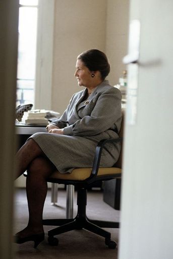 Juin 1988- Portrait de Simone Veil dans son bureau lors d&#039;une interview de Liliane Gallifet.