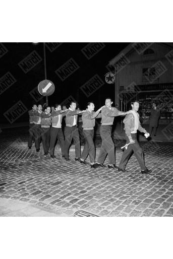 Les Bleus fêtent leur qualification pour les quarts, après la victoire contre l&#039;Ecosse, le 15 juin 1958.