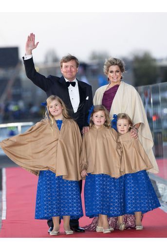 La princesse Alexia des Pays-Bas avec ses parents et ses soeurs, le 30 avril 2013