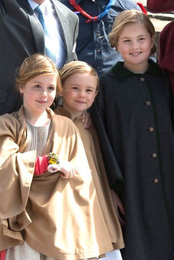 La princesse Alexia des Pays-Bas avec sa mère la reine Maxima et sa petite soeur la princesse Ariane, le 27 avril 2015