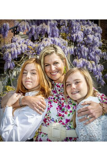 La princesse Alexia des Pays-Bas avec sa mère la reine Maxima et sa petite soeur la princesse Ariane, le 27 avril 2020