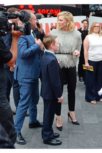 Cate Blanchett avec son mari Andrew Upton et son fils Ignatius à la première de d'"Ocean's 8" à Londres le 13 juin 2018