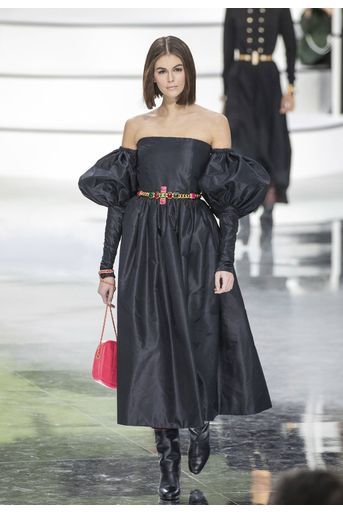 Kaia Gerber défile pour la collection prêt-à-porter automne-hiver 2020-21 de Chanel au Grand Palais le 3 mars 2020.