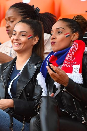 La compagne de Corentin Tolisso, Sarah, et la soeur du joueur, Marine dans les tribunes du match France-Pérou