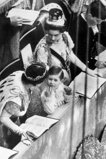 Le prince Charles avec sa grand-mère la reine mère Elizabeth et sa tante la princesse Margaret, le 2 juin 1953