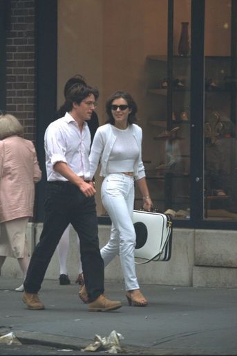 Elizabeth Hurley et Hugh Grant, remontant Madison Avenue à New York, le 11 juin 1995.