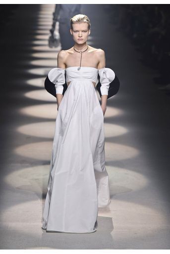 Clare Waight Keller présente sa collection prêt-à-porter automne-hiver 2020-21 pour Givenchy à l&#039;Hippodrome de Longchamp le 1er mars 2020. 